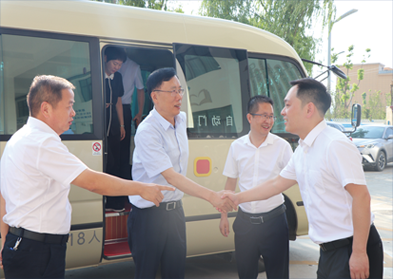 省政協(xié)副主席魏增軍一行青創(chuàng)協(xié)會(huì)委員工作室調(diào)研指導(dǎo)工作。安康市政協(xié)主席周建功、安康市委常委、副市長(zhǎng)陳暉陪同調(diào)研